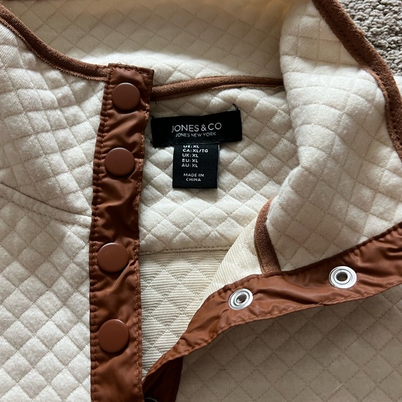 Jones and Co women’s quilted pullover - Picture 3 of 4